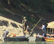 Auf der mexicanischen Seite des Flusses mute man sich beim Militr anmelden. Unsere Sicherheitsbegleitung aus Guatemala wird zum Problem.