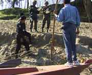 Unsere beiden Soldaten mssen alle Waffen abgeben, ihre ID-Cards werden beschlagnahmt, ein ziemlich kritischer Moment auf der Reise. Nach grndlichstem Check unseres Reisegepcks drfen wir dann doch noch alle weiterfahren.