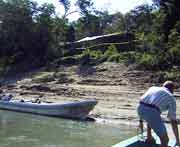 Das Reiseziel Yaxchilan ist nach mehreren Stunden Bootsfahrt erreicht.